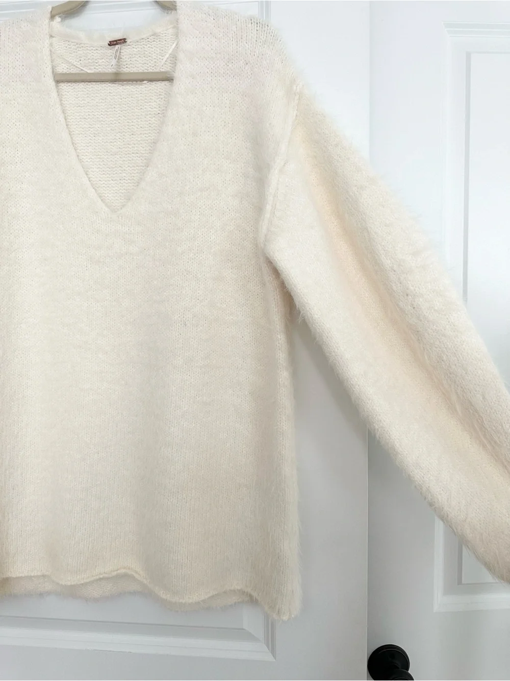 Free People Sparrow Oversized Ivory V-Neck Pullover Fluffy / Fuzzy Sweater